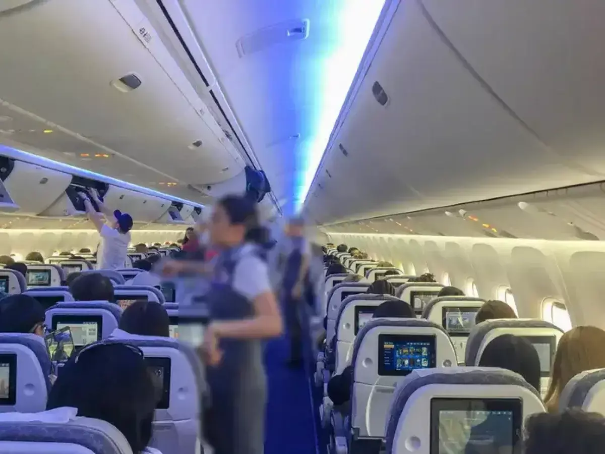 В сети распространилось видео пассажиров, застрявших в самолете Air Astana