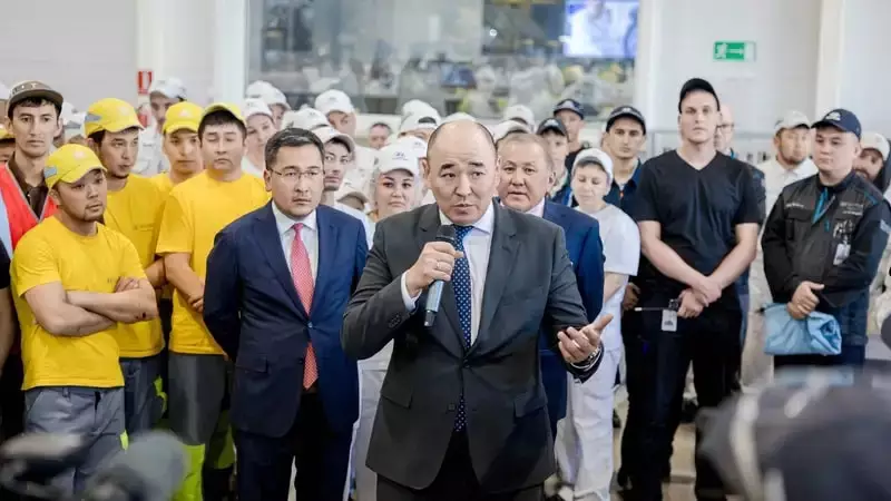 Министр Шарлапаев встретился с работниками автопрома в Алматы