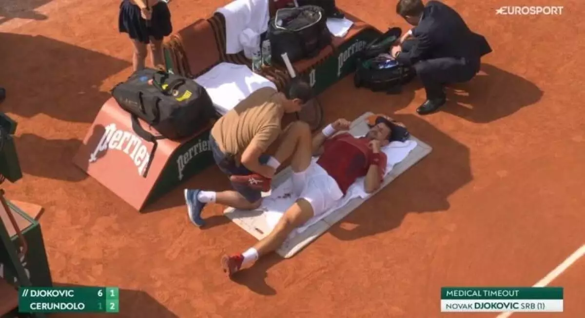 Джоковичу потребовалась медицинская помощь в матче турнира "Ролан Гаррос"