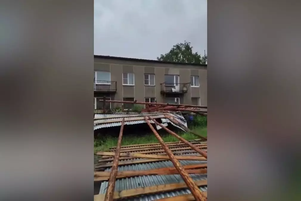 Ураганный ветер снёс крышу дома в ВКО