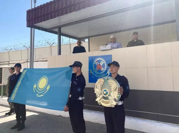 Патриотизм и гордость: военнослужащие Шымкента отметили День госсимволов