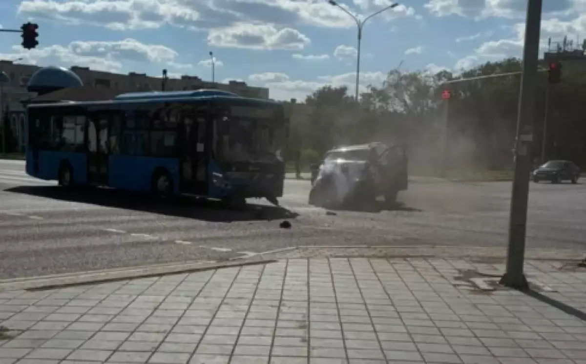 6 человек пострадали при столкновении автобуса с легковушкой в Караганде