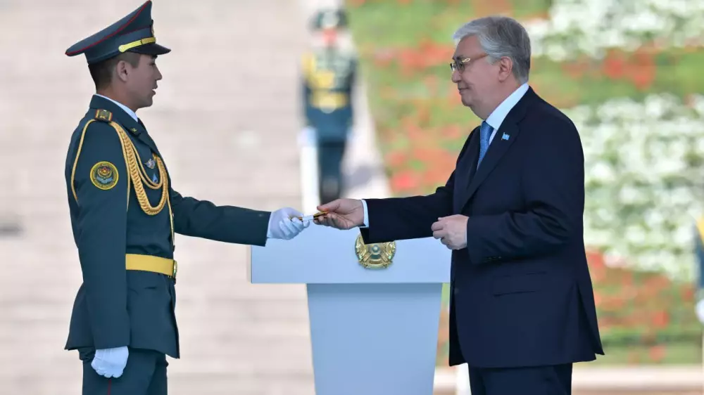 Токаев вручил офицерские погоны выпускникам военных вузов
