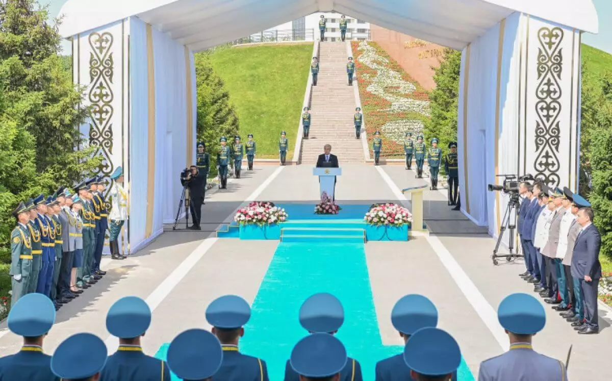 Президент Казахстана принял участие в торжественной церемонии поднятия Государственного флага