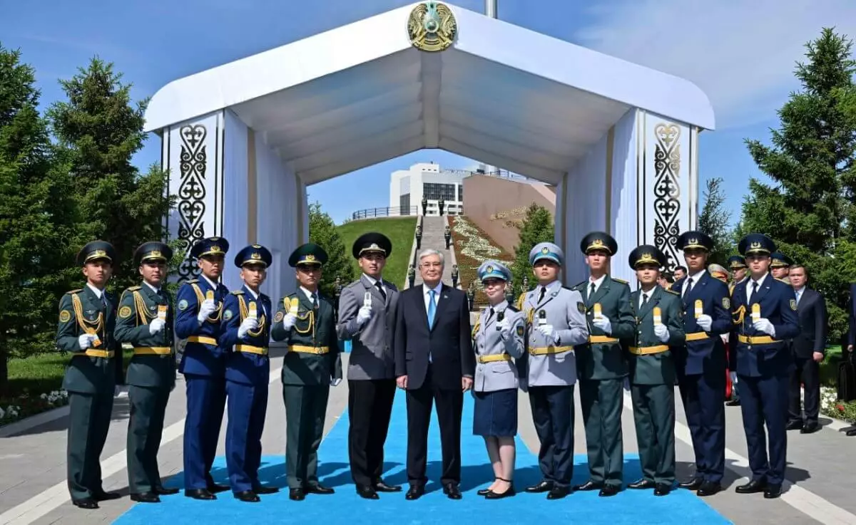 Президент 12 үздік әскери түлекке шен тапсырды