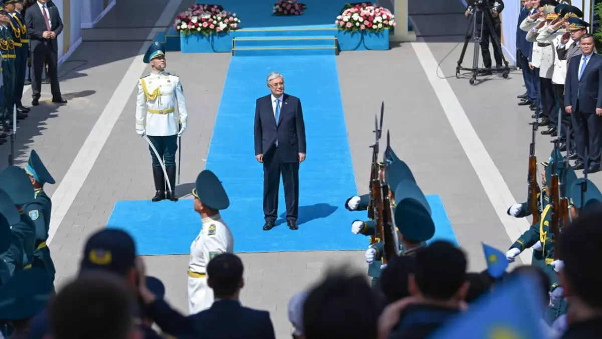 Президент принял участие в церемонии поднятия Государственного флага