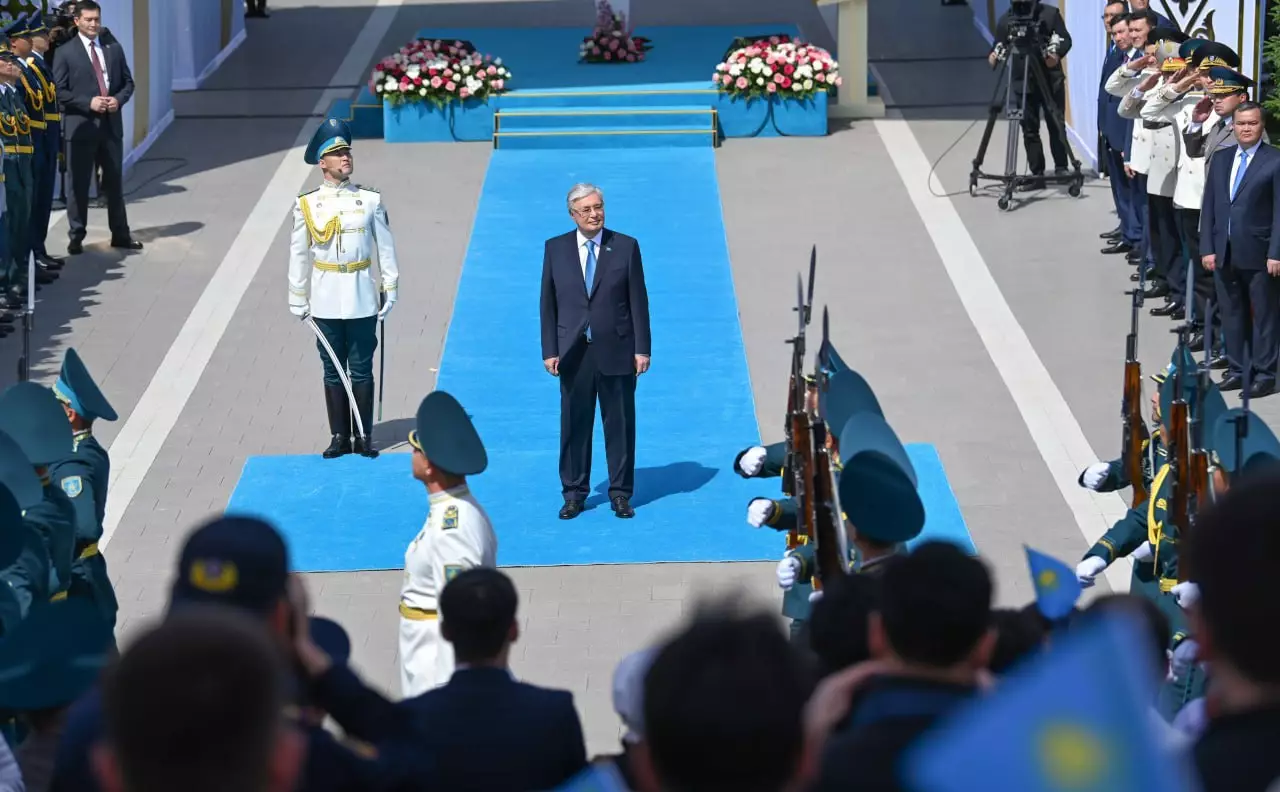 Токаев принял участие в церемонии поднятия Государственного флага в честь Дня государственных символов