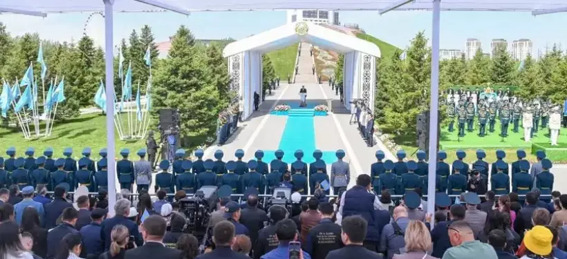 Президент жоғары әскери оқу орындарының 12 үздік түлегіне офицерлік шен берді