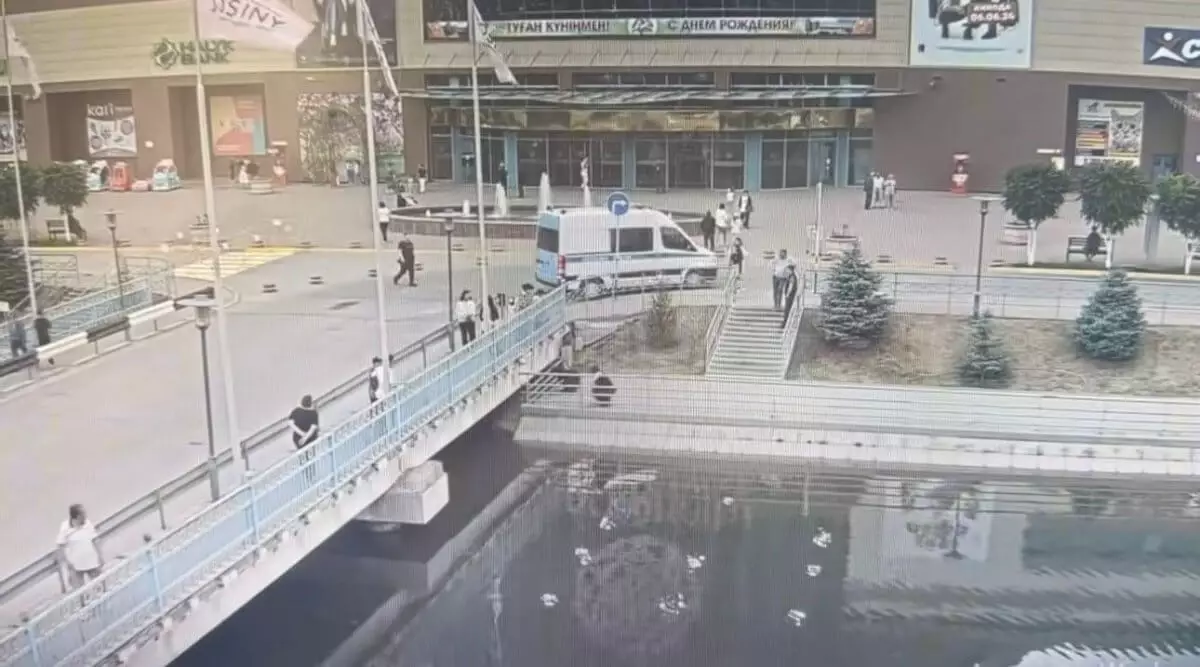 Школьница спрыгнула с моста в Актобе (ВИДЕО)