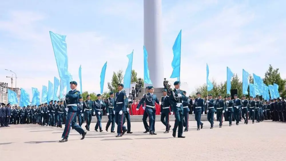 В Караганде три тысячи человек исполнили гимн Казахстана у подножия флагштока