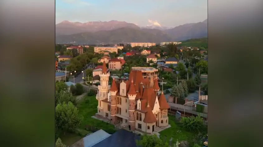 Замок Хогвартс из "Гарри Поттера" нашли в Алматы — видео
