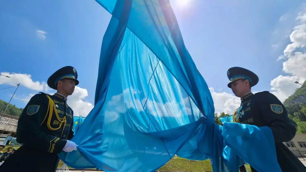 Торжественная церемония поднятия государственного флага состоялась в Алматы