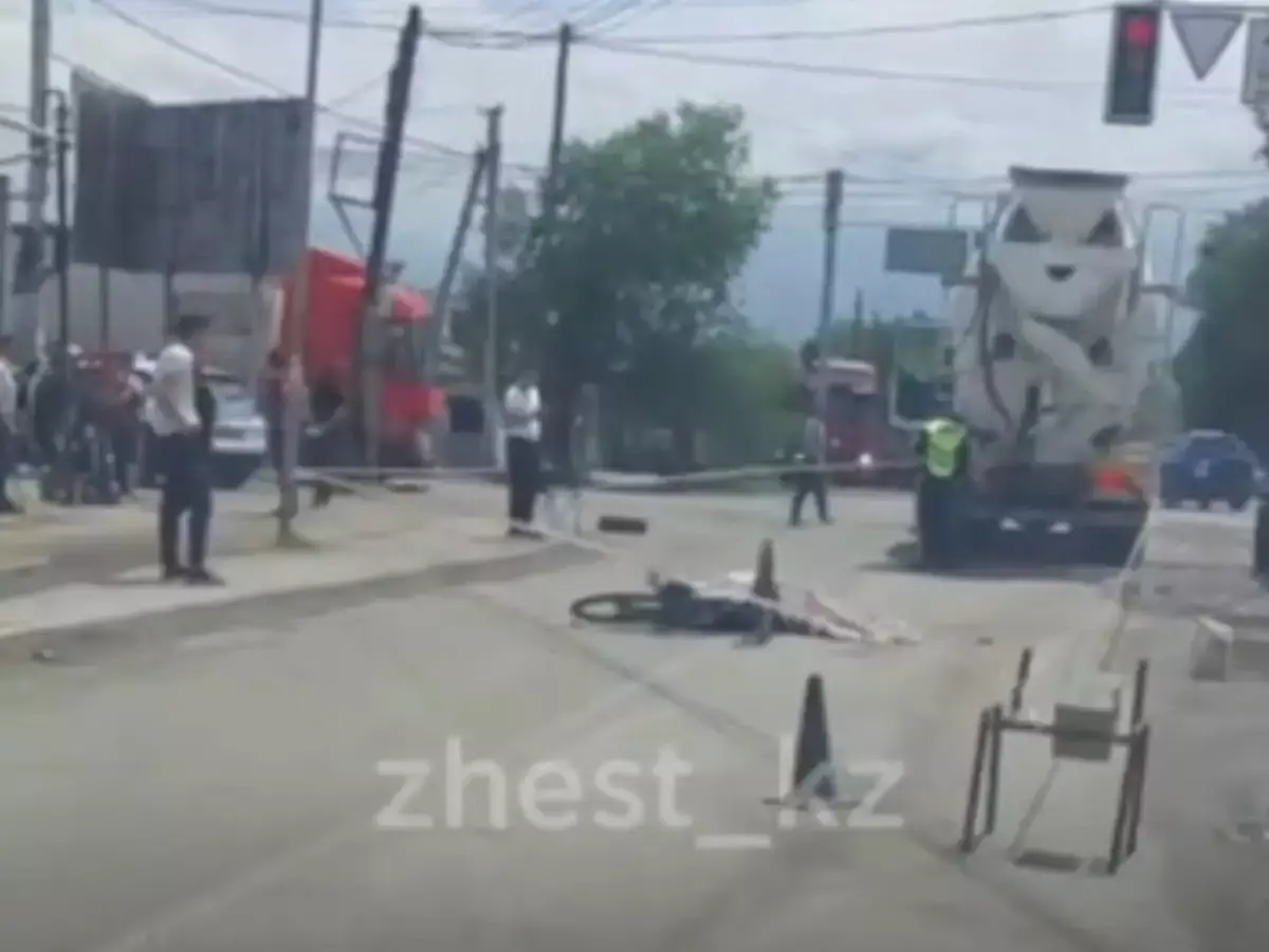 В Алматинской области велосипедист попал под бетономешалку и скончался