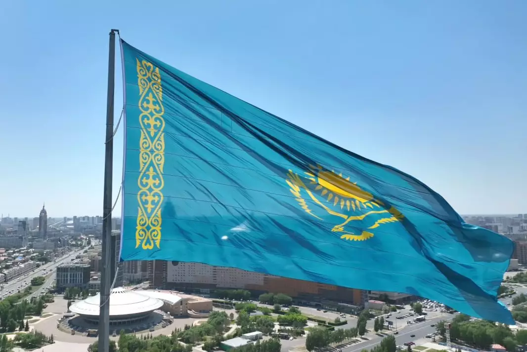 Вдохновляет и самый красивый в мире: казахстанцы поделились своими мыслями о флаге страны