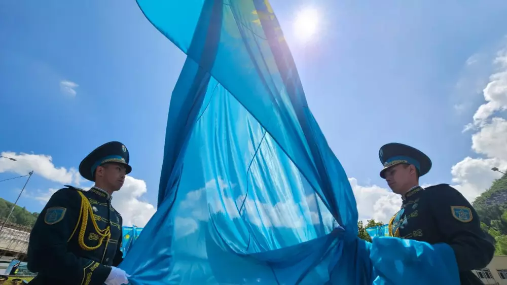 День государственных символов: в Алматы прошла церемония поднятия флага