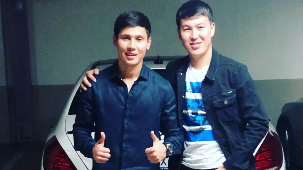 Футболисты сборной Казахстана устроили ночную гонку на самокатах