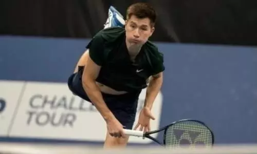 Казахстанский теннисист уверенной победой стартовал на турнире в Великобритании