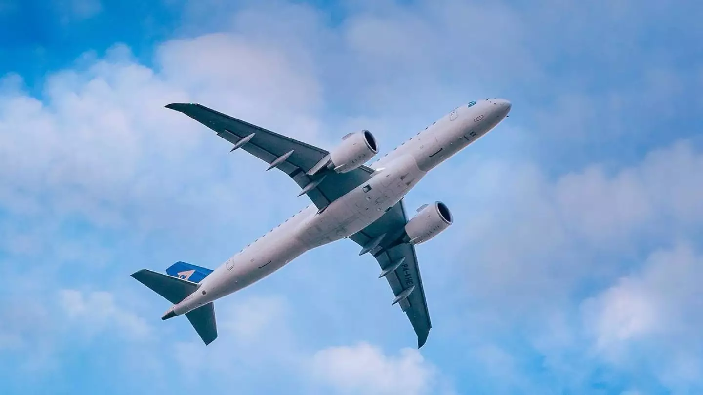 Теряли сознание и пытались выбраться: пассажиров рейса Air Astana почти час не выпускали из самолета 