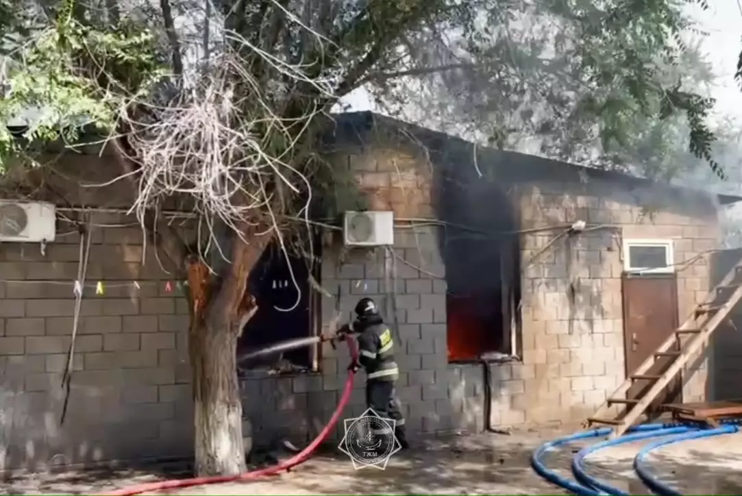 Гостевой дом загорелся в зоне отдыха Конаева