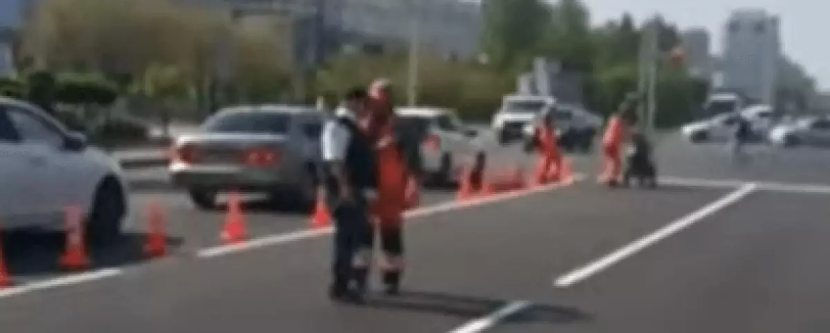 Видео удивило Казнет: в Астане водитель автобуса устроил разборки с дорожником