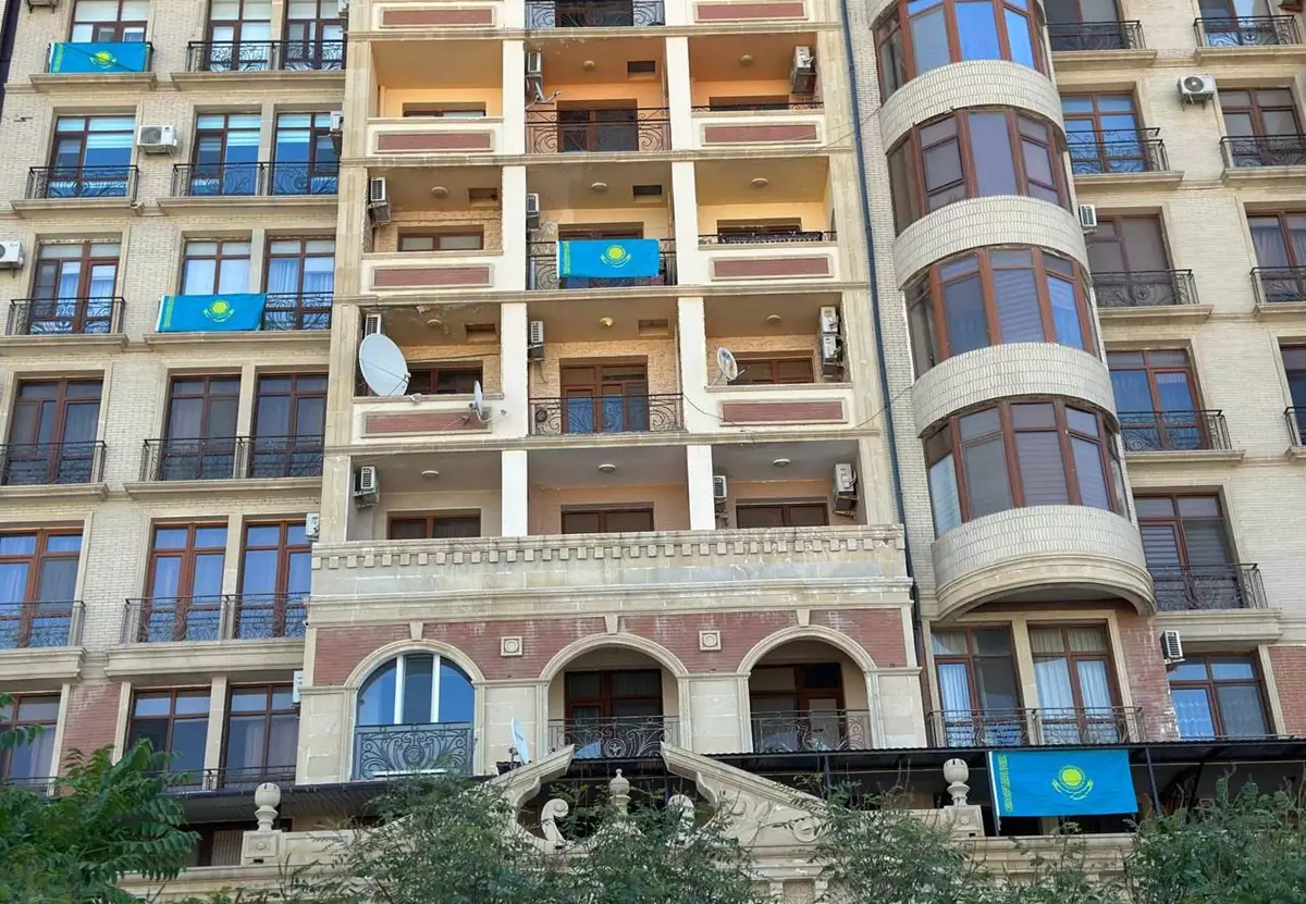 Жители Актау вывесили на своих балконах государственный флаг