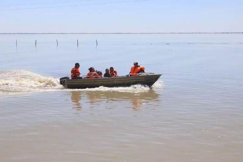 На лодках эвакуируют жителей села Талдыколь в Атырауской области