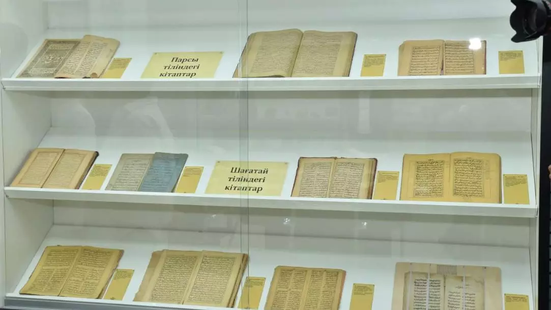 Более 14 тысяч редких изданий и рукописей насчитывается в библиотеке вуза Алматы