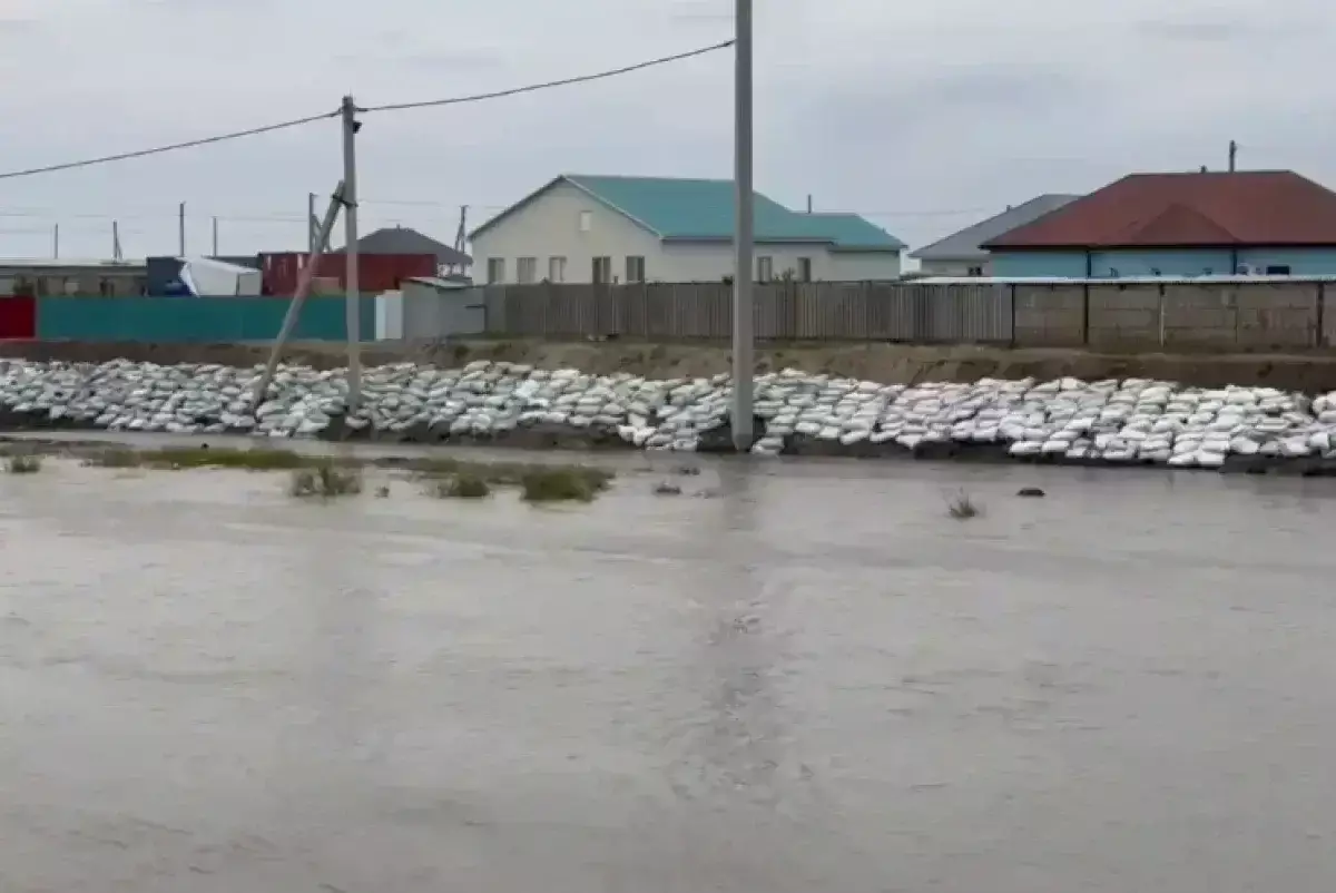 Казахстанские пляжи стали непригодными для плавания после паводков