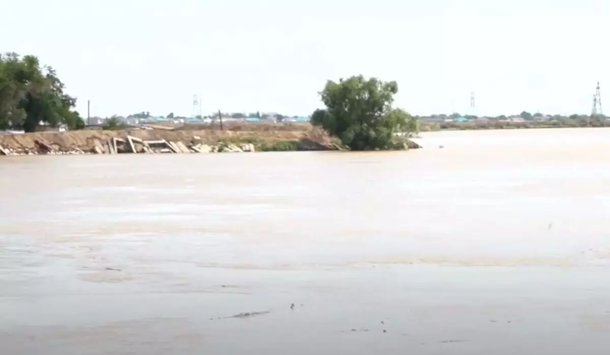 Дамбу размыло сильным течением в селе под Атырау (ВИДЕО)