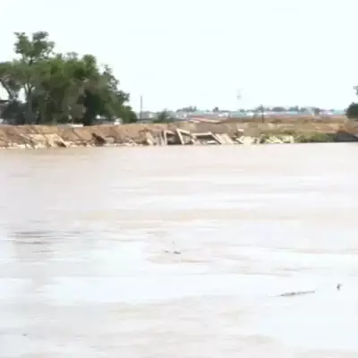 Вода размыла дамбу в селе Акжар Атырауской области