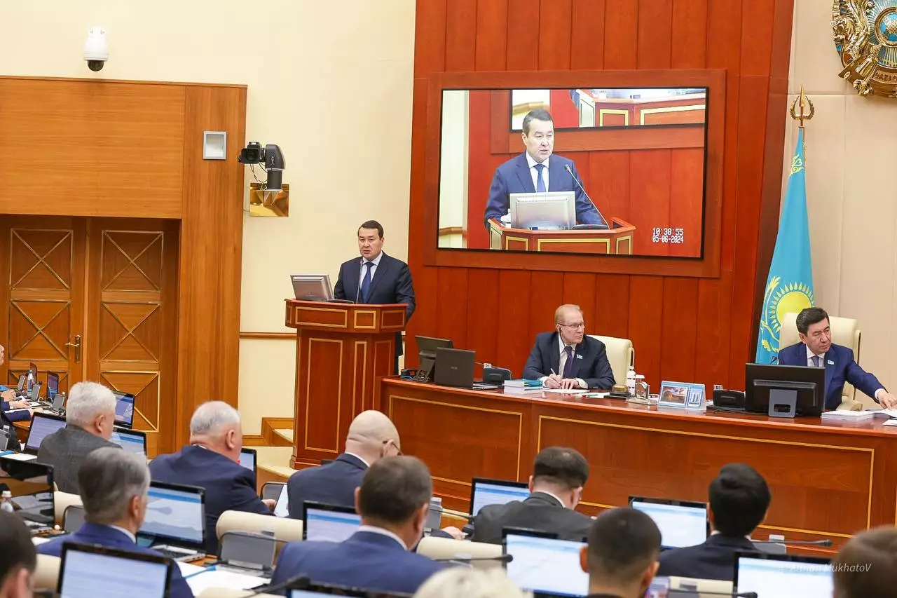 Глава ВАП Алихан Смаилов представил заключение к финансовому отчёту о работе правительства Алихана Смаилова