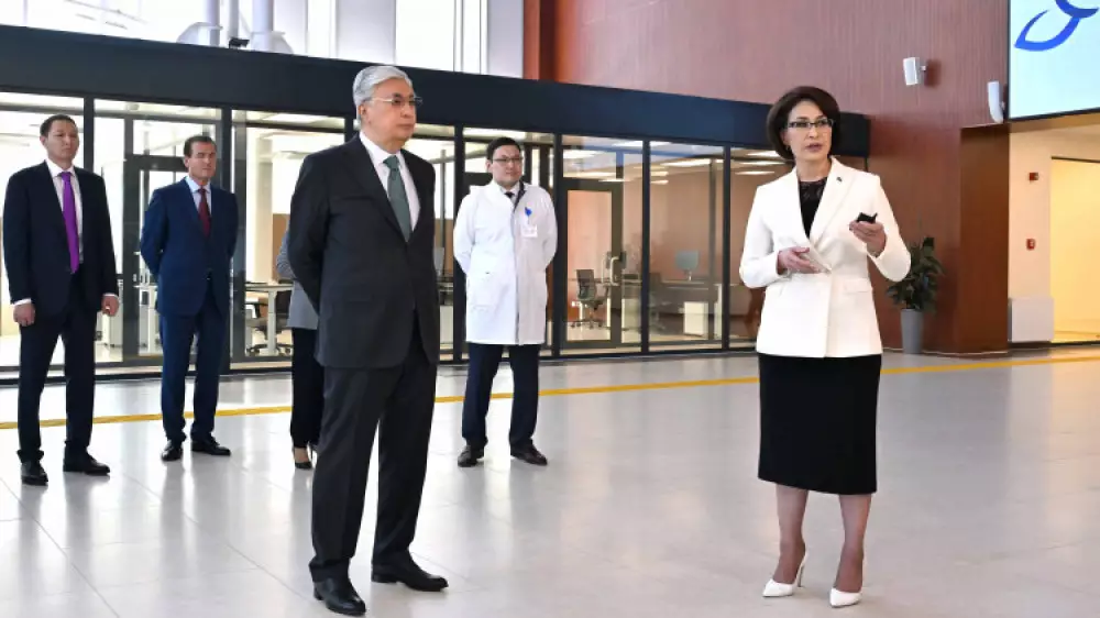 Токаев посетил новый корпус Национального научного онкологического центра