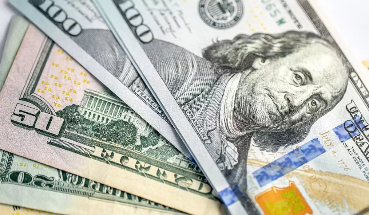 Курс доллара продолжает расти в казахстанских обменниках