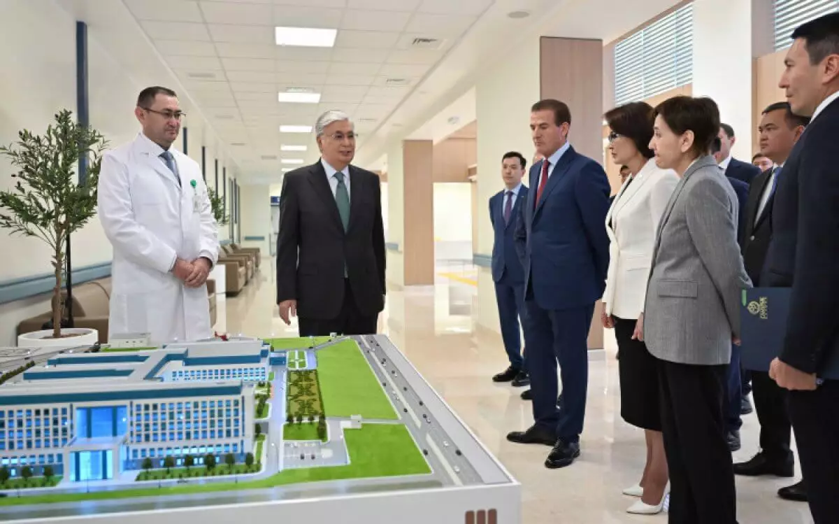 Президент РК посетил суперсовременный медцентр и подарил реанимобиль