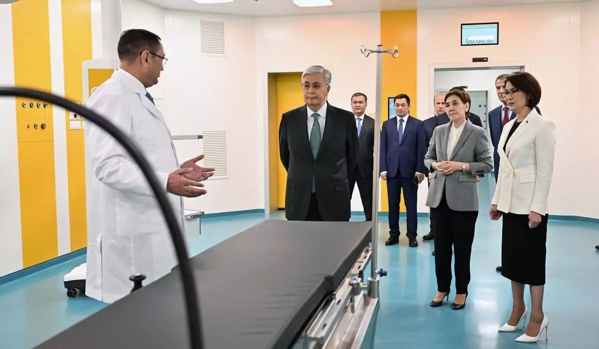 Токаеву показали операционные залы в столичном центре экстренной медицины