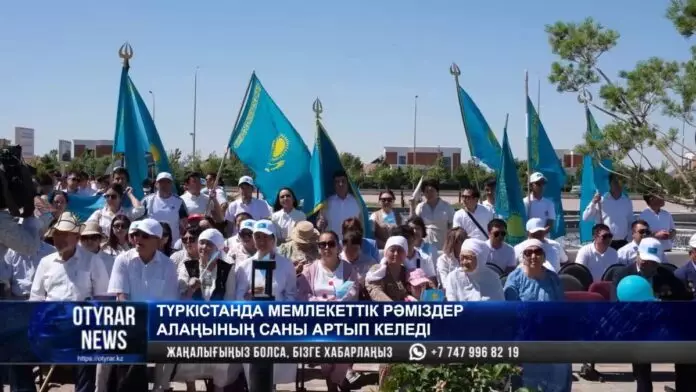 Выпускники  Туркестанской области дарят площадь «Рәміздер» и флагштоки
