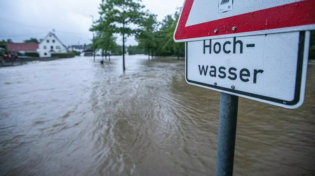 Тасқын: Баварияда ормандағы ағашта 52 сағат болған әйел аман қалды