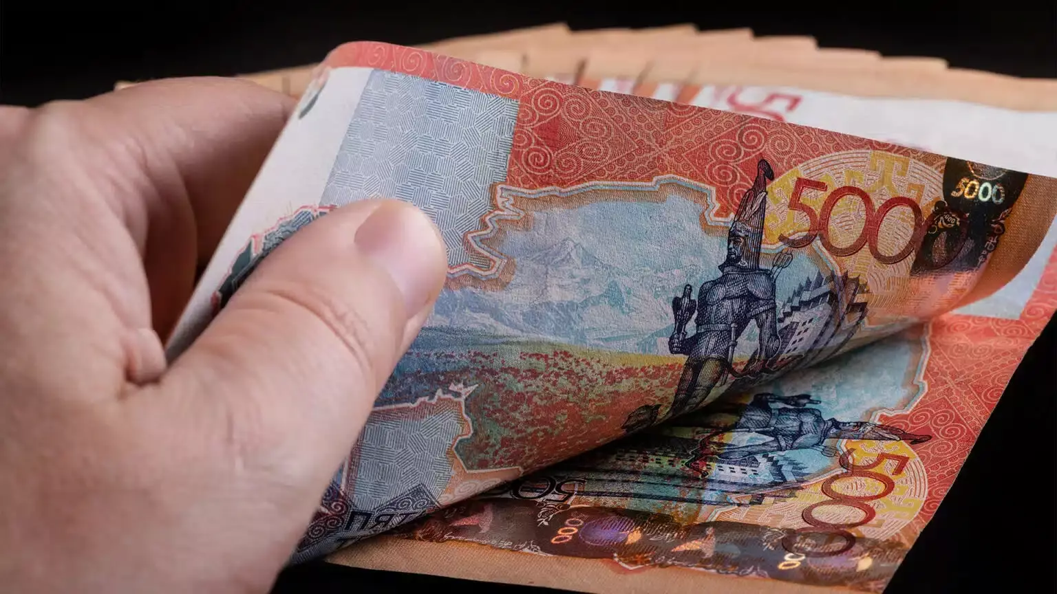 Более трети казахстанцев копят деньги «на черный день» и только четверть – ради инвестирования в будущем