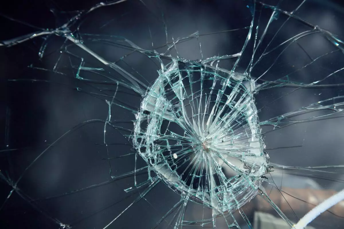 Астанчанина оштрафовали на 73 тысячи тенге за разбитое стекло автобуса