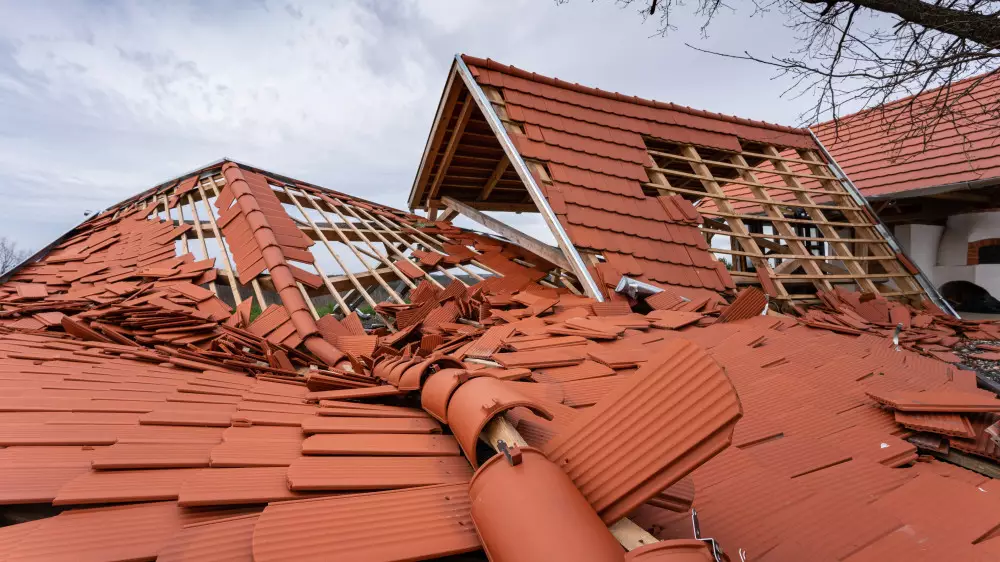 Ураган сорвал кровлю со зданий колледжа и общежития в Костанайской области