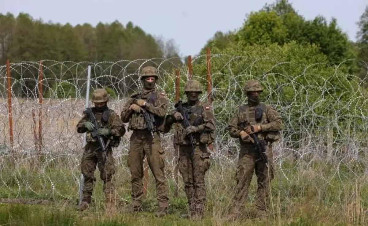 Глава минобороны Польши выгораживает солдат, стрелявших в мигрантов