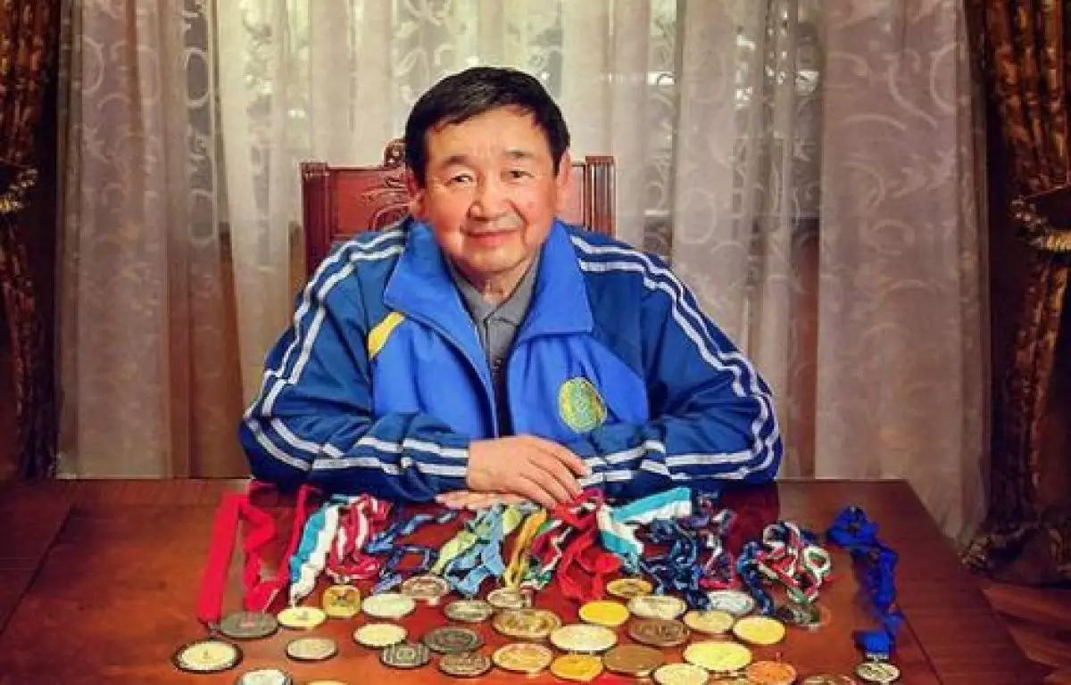 Бүгін қазақтан шыққан тұңғыш олимпиада чемпионы Жақсылық Үшкемпіровтың туған күні