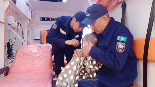 Кадры спасения восьмимесячного малыша из пожара в Атырау появились в сети