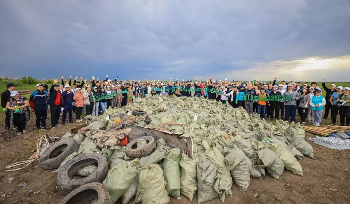 «Таза Қазақстан»: тысячи членов AMANAT вышли на уборку территорий по всей республике