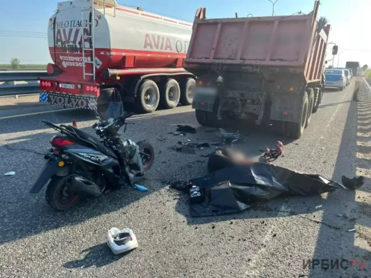 Подростки на скутере скончались после столкновения с грузовиком в Павлодарской области