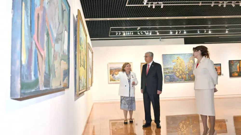 Президенту Токаеву показали картину Леонардо да Винчи