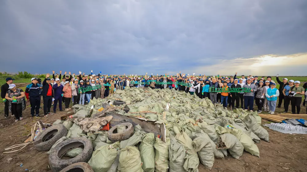 "Таза Қазақстан": 12 тысяч активистов Amanat приступили к уборке территорий от мусора
