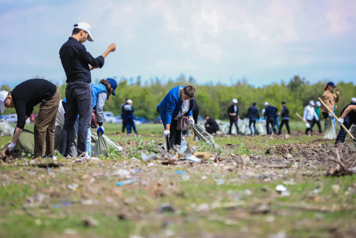 "Таза Қазақстан": 12 тысяч активистов партии "AMANAT" приступили к уборке территорий от мусора