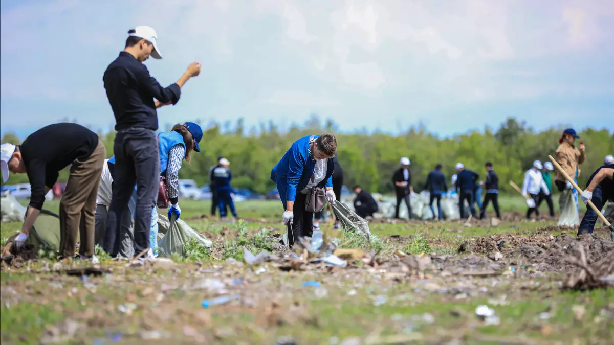 «Таза Қазақстан»: 12 тысяч активистов партии «AMANAT» приступили к уборке территорий от мусора