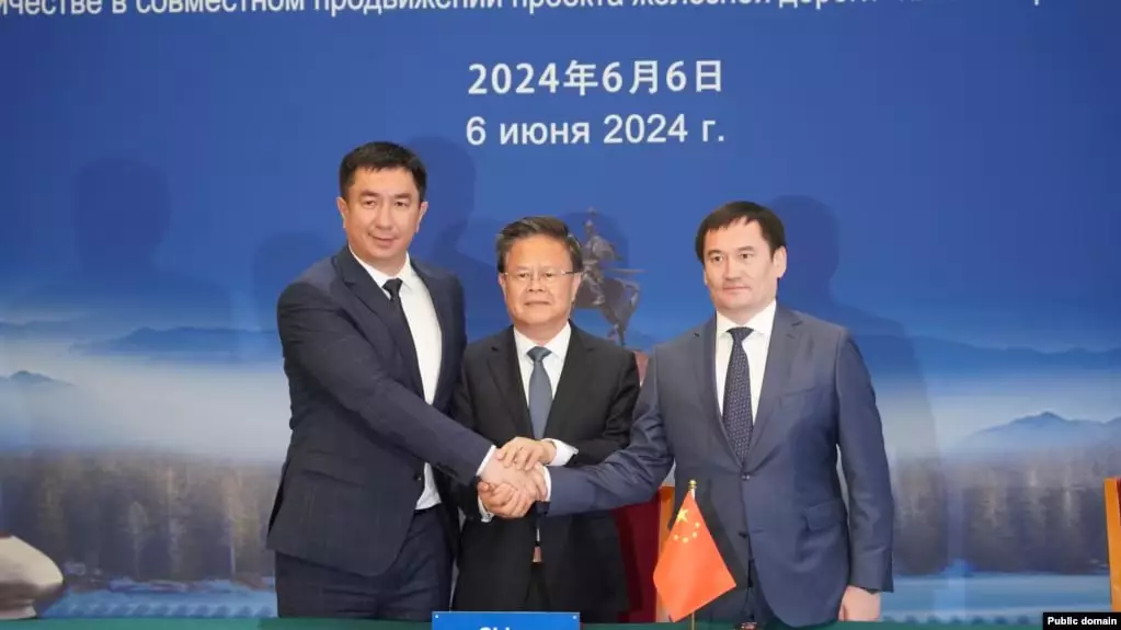 Кыргызстан, Китай и Узбекистан подписали соглашение о строительстве железной дороги